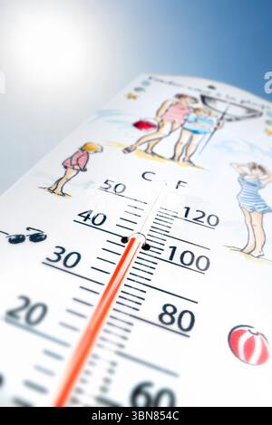 Ver vue d'ensemble thermomètre mesure à très haute température ambiante de 40 °C / 40 °C ; 100 °F pendant la vague de chaleur Vague de chaleur de l'été / Banque D'Images