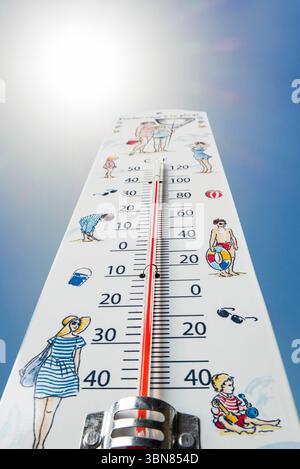 Ver vue d'ensemble thermomètre mesure à très haute température ambiante de 40 °C / 40 °C ; 100 °F pendant la vague de chaleur Vague de chaleur de l'été / Banque D'Images