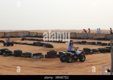 Une dune de sable qui s'éloigne de la route. Buggy de rallye utv dans le désert de Dubaï Banque D'Images