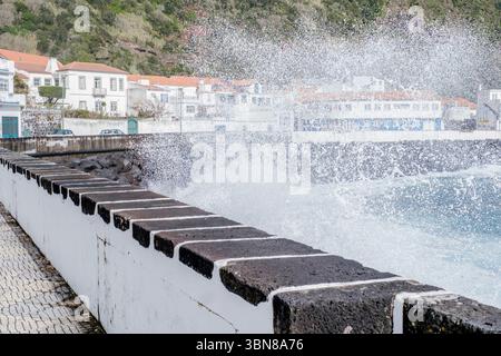 Puissantes vagues océaniques s'écrasant contre Seawall le long de la côte de Velas, île de Sao Jorge, Açores. Dynamic Seascape, protection côtière, Island for Banque D'Images