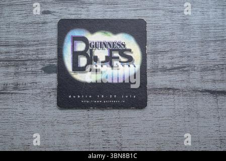 Lublin, Pologne, 26 juin 2025 vintage irish stout Beer Guinness Coaster recueilli dans un pub Banque D'Images