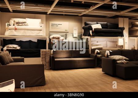 Large choix de canapés disposés dans la salle d'exposition avec affichage en couches, oreillers et jetés inclus. Meubles de magasin IKEA. Belgrade (Serbie) - 26 mai 2025 Banque D'Images