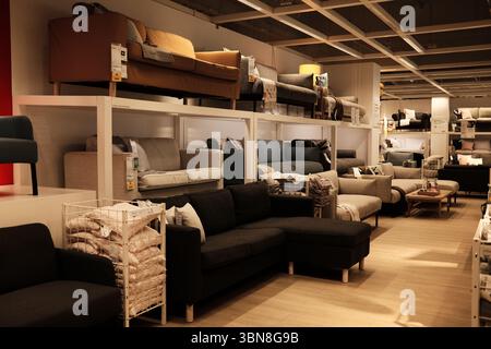 Large choix de canapés disposés dans la salle d'exposition avec affichage en couches, oreillers et jetés inclus. Meubles de magasin IKEA. Belgrade (Serbie) - 26 mai 2025 Banque D'Images