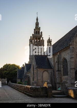 Vue sur le clocher Renaissance orné de l'église notre-Dame de Croaz-Batz à Roscoff, Bretagne, vu au coucher du soleil. Banque D'Images