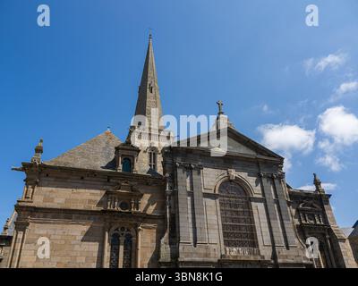 Vue en bas angle de l'entrée principale et du clocher de la cathédrale Saint-Vincent de Saint-Malo, Bretagne, par une journée ensoleillée. Banque D'Images