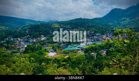 Une vue aérienne époustouflante de la ville de Balangoda au Sri Lanka nichée dans une végétation luxuriante, entourée de montagnes, capturant la beauté de la nature et l'harmonie urbaine Banque D'Images