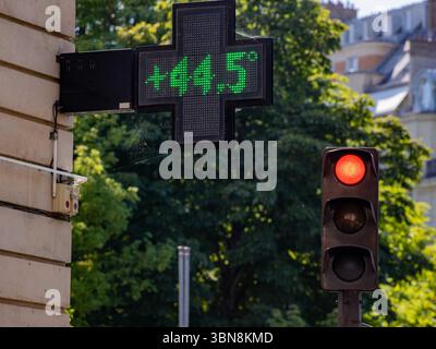 Paris, France. 30 juin 2025. Indication de température élevée. Feu rouge. Paris, France, le 30 juin 2025. Photo de Mario Fourmy/ABACAPRESS.COM crédit : Abaca Press/Alamy Live News Banque D'Images