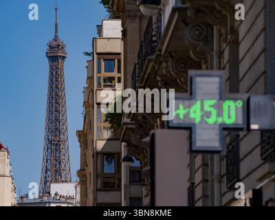 Paris, France. 30 juin 2025. Indication de température. Canicule. Paris, France, 30 juin 2025. Photo de Mario Fourmy/ABACAPRESS.COM crédit : Abaca Press/Alamy Live News Banque D'Images