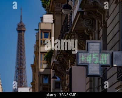 Paris, France. 30 juin 2025. Indication de température. Canicule. Paris, France, 30 juin 2025. Photo de Mario Fourmy/ABACAPRESS.COM crédit : Abaca Press/Alamy Live News Banque D'Images