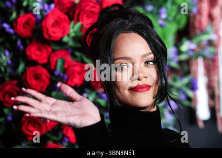 (FILE) Rihanna a discrètement fait l'histoire de la musique la semaine dernière. Au cours du week-end, ROC Nation, son label, révèle que Rihanna a dépassé les 50 milliards de streams sur Spotify. MANHATTAN, NEW YORK, NEW YORK, États-Unis - 12 SEPTEMBRE : la chanteuse, actrice, femme d'affaires et humanitaire Barbadienne Rihanna (Robyn Rihanna Fenty) portant une robe Givenchy arrive au 5e bal annuel de diamant de Rihanna au profit de la Fondation Clara Lionel qui s'est tenu à Cipriani Wall Street le 12 septembre 2019 à Manhattan, New York, États-Unis. (Photo de Xavier Collin/image Press Agency) Banque D'Images