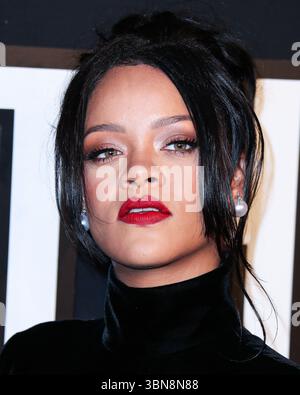 (FILE) Rihanna a discrètement fait l'histoire de la musique la semaine dernière. Au cours du week-end, ROC Nation, son label, révèle que Rihanna a dépassé les 50 milliards de streams sur Spotify. MANHATTAN, NEW YORK, NEW YORK, États-Unis - 12 SEPTEMBRE : la chanteuse, actrice, femme d'affaires et humanitaire Barbadienne Rihanna (Robyn Rihanna Fenty) portant une robe Givenchy arrive au 5e bal annuel de diamant de Rihanna au profit de la Fondation Clara Lionel qui s'est tenu à Cipriani Wall Street le 12 septembre 2019 à Manhattan, New York, États-Unis. (Photo de Xavier Collin/image Press Agency) Banque D'Images