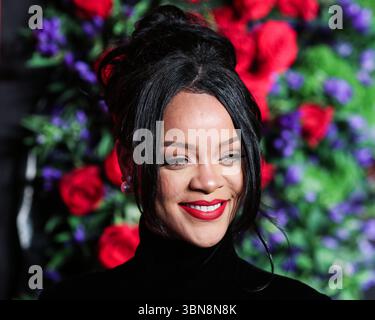 (FILE) Rihanna a discrètement fait l'histoire de la musique la semaine dernière. Au cours du week-end, ROC Nation, son label, révèle que Rihanna a dépassé les 50 milliards de streams sur Spotify. MANHATTAN, NEW YORK, NEW YORK, États-Unis - 12 SEPTEMBRE : la chanteuse, actrice, femme d'affaires et humanitaire Barbadienne Rihanna (Robyn Rihanna Fenty) portant une robe Givenchy arrive au 5e bal annuel de diamant de Rihanna au profit de la Fondation Clara Lionel qui s'est tenu à Cipriani Wall Street le 12 septembre 2019 à Manhattan, New York, États-Unis. (Photo de Xavier Collin/image Press Agency) Banque D'Images