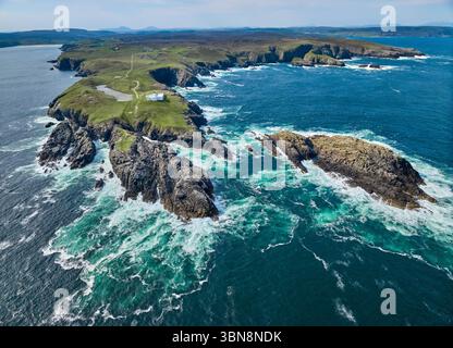 Vue aérienne de l'Iighthouse sur les falaises rocheuses de Strathy point dans le nord de l'Écosse, Royaume-Uni Banque D'Images