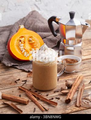 Latte aux épices à la citrouille – boisson d'automne végétalienne Banque D'Images
