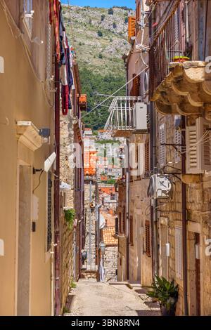 Rue étroite médiévale de la vieille ville. Dubrovnik, Croatie Banque D'Images