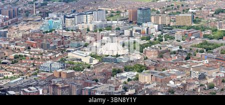 Une vue aérienne du centre-ville de Liverpool montrant la cathédrale catholique, l'université et les hôpitaux, Merseyside, au nord-ouest de l'Angleterre Banque D'Images