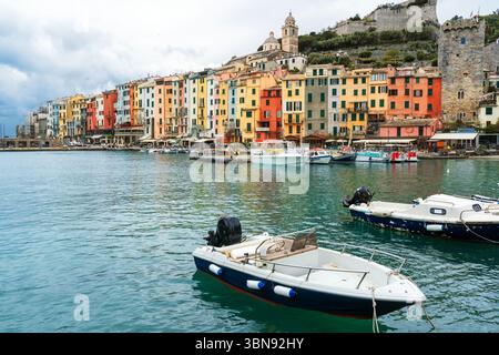 Port et remblai de la ville de Porto Venere. Baie des poètes. Banque D'Images