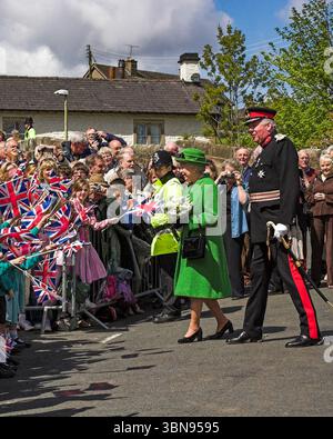 Visite du 80e anniversaire de SA MAJESTÉ la Reine au Royaume-Uni en visite dans le domaine de son duché de Lancastre accompagné par Lord Lieutenant of Lancashire, Dunsop Bridge, Lancashire Banque D'Images