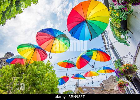 Multicolores, accrocheurs, suspendus, parapluies de couleur arc-en-ciel au Black Horse Hotel à Garrs Lane, Grassington.Yorkshire Dales National Park. Banque D'Images