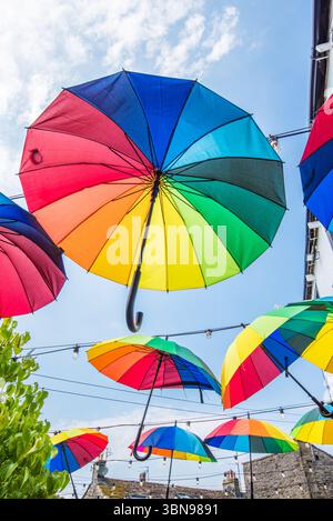 Multicolores, accrocheurs, suspendus, parapluies de couleur arc-en-ciel au Black Horse Hotel à Garrs Lane, Grassington.Yorkshire Dales National Park. Banque D'Images