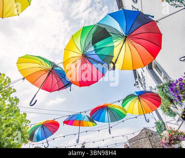 Multicolores, accrocheurs, suspendus, parapluies de couleur arc-en-ciel au Black Horse Hotel à Garrs Lane, Grassington.Yorkshire Dales National Park. Banque D'Images