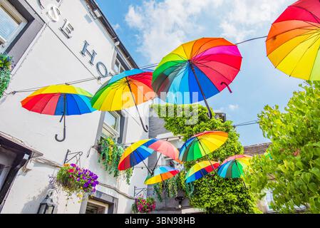 Multicolores, accrocheurs, suspendus, parapluies de couleur arc-en-ciel au Black Horse Hotel à Garrs Lane, Grassington.Yorkshire Dales National Park. Banque D'Images