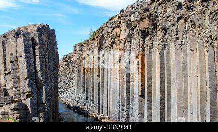 Explorez la beauté époustouflante du canyon Studlagil en Islande, avec ses colonnes de basalte uniques formées par l'activité volcanique. Banque D'Images