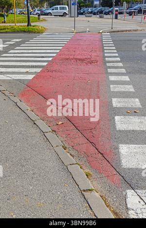 White Zebra pour les piétons et Red Paint Way pour les vélos Shared Street Crossing Banque D'Images