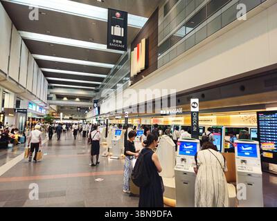 Hall d'enregistrement national Tokyo Haneda avec bornes libre-service Banque D'Images