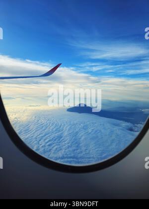 Mont Fuji au lever du soleil depuis la fenêtre de l'avion Wing View Banque D'Images