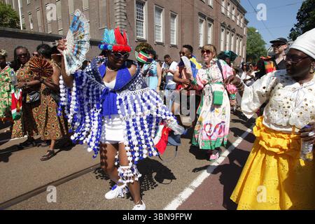 Amsterdam, pays-Bas. 01 juillet 2025. AMSTERDAM, PAYS-BAS - juillet1 : les gens prennent part à la célébration Bigi Spikri pour le « rappel de la Journée de l'abolition de l'esclavage » le 1er juillet 2025 à Amsterdam, pays-Bas. Ils honorent les esclaves et leurs descendants dans leur lutte pour la liberté et l'émancipation. Les pays-Bas ont été profondément impliqués dans la traite des esclaves avec l'Afrique et les Antilles néerlandaises. (Photo de Paulo Amorim/Sipa USA) crédit : Sipa USA/Alamy Live News Banque D'Images