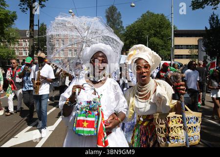 Amsterdam, pays-Bas. 01 juillet 2025. AMSTERDAM, PAYS-BAS - juillet1 : les gens prennent part à la célébration Bigi Spikri pour le « rappel de la Journée de l'abolition de l'esclavage » le 1er juillet 2025 à Amsterdam, pays-Bas. Ils honorent les esclaves et leurs descendants dans leur lutte pour la liberté et l'émancipation. Les pays-Bas ont été profondément impliqués dans la traite des esclaves avec l'Afrique et les Antilles néerlandaises. (Photo de Paulo Amorim/Sipa USA) crédit : Sipa USA/Alamy Live News Banque D'Images