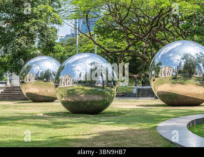 Boules en argent géantes avec des reflets du Musée de la civilisation asiatique sur l'Esplanade, Singapour. Banque D'Images
