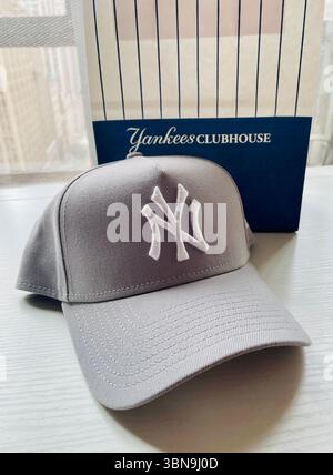Gros plan d'une casquette de baseball sous licence officielle des New York Yankees du magasin Yankees Clubhouse sur Fifth Avenue, 2025, New York City, États-Unis Banque D'Images