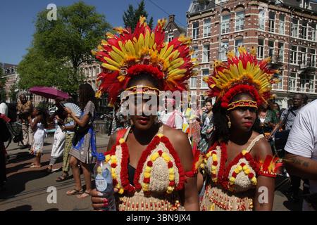 Amsterdam, pays-Bas. 01 juillet 2025. AMSTERDAM, PAYS-BAS - juillet1 : les gens prennent part à la célébration Bigi Spikri pour le « rappel de la Journée de l'abolition de l'esclavage » le 1er juillet 2025 à Amsterdam, pays-Bas. Ils honorent les esclaves et leurs descendants dans leur lutte pour la liberté et l'émancipation. Les pays-Bas ont été profondément impliqués dans la traite des esclaves avec l'Afrique et les Antilles néerlandaises. (Photo de Paulo Amorim/Sipa USA) crédit : Sipa USA/Alamy Live News Banque D'Images