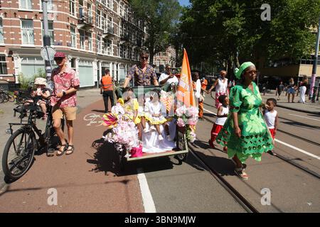 Amsterdam, pays-Bas. 01 juillet 2025. AMSTERDAM, PAYS-BAS - juillet1 : les gens prennent part à la célébration Bigi Spikri pour le « rappel de la Journée de l'abolition de l'esclavage » le 1er juillet 2025 à Amsterdam, pays-Bas. Ils honorent les esclaves et leurs descendants dans leur lutte pour la liberté et l'émancipation. Les pays-Bas ont été profondément impliqués dans la traite des esclaves avec l'Afrique et les Antilles néerlandaises. (Photo de Paulo Amorim/Sipa USA) crédit : Sipa USA/Alamy Live News Banque D'Images