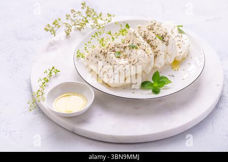 halloumi cru, fromage croquant chypriote aux herbes et à l'huile d'olive préparé pour le grill Banque D'Images