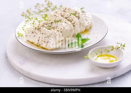 halloumi cru, fromage croquant chypriote aux herbes et à l'huile d'olive préparé pour le grill Banque D'Images