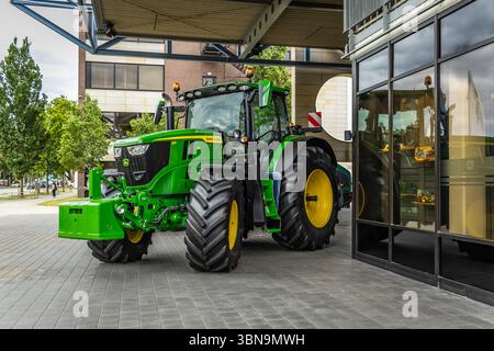 Mannheim, Allemagne. 23 juin 2025 : tracteur de John Deere à Mannheim, Allemagne. Société américaine fabriquant des machines agricoles, équipementiers lourds Banque D'Images