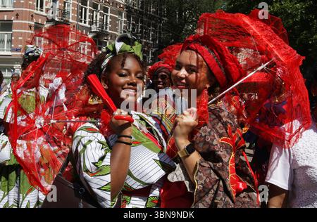 Amsterdam, pays-Bas. 01 juillet 2025. AMSTERDAM, PAYS-BAS - juillet1 : les gens prennent part à la célébration Bigi Spikri pour le « rappel de la Journée de l'abolition de l'esclavage » le 1er juillet 2025 à Amsterdam, pays-Bas. Ils honorent les esclaves et leurs descendants dans leur lutte pour la liberté et l'émancipation. Les pays-Bas ont été profondément impliqués dans la traite des esclaves avec l'Afrique et les Antilles néerlandaises. (Photo de Paulo Amorim/Sipa USA) crédit : Sipa USA/Alamy Live News Banque D'Images