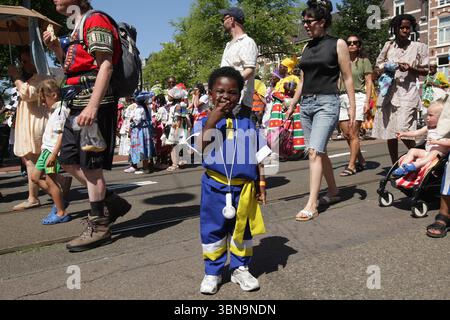 Amsterdam, pays-Bas. 01 juillet 2025. AMSTERDAM, PAYS-BAS - juillet1 : les gens prennent part à la célébration Bigi Spikri pour le « rappel de la Journée de l'abolition de l'esclavage » le 1er juillet 2025 à Amsterdam, pays-Bas. Ils honorent les esclaves et leurs descendants dans leur lutte pour la liberté et l'émancipation. Les pays-Bas ont été profondément impliqués dans la traite des esclaves avec l'Afrique et les Antilles néerlandaises. (Photo de Paulo Amorim/Sipa USA) crédit : Sipa USA/Alamy Live News Banque D'Images