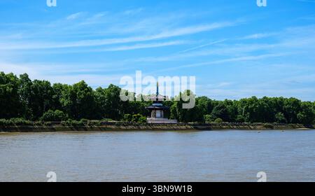 Londres - 06 21 2022 : vue sur la Tamise et la Pagode de la paix de Londres Banque D'Images