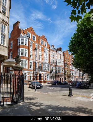 Londres - 06 21 2022 : vue des maisons sur Embankment Gardens Banque D'Images