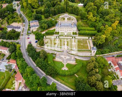 Vue aérienne frontale du Château d'Auvers à Auvers-sur-Oise Banque D'Images
