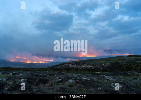 28 juin 2025. Carrbridge et Grantown sur Spey, en Écosse. Il s'agit d'un très grand feu de forêt entraîné par le vent sur toutes les collines entre Carrbridge et Grantown et S. Banque D'Images