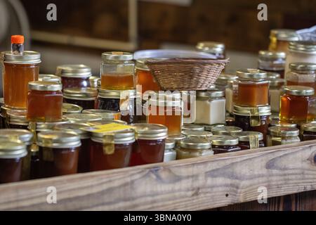 Beaucoup de pots de miel thats faits maison dans différents types de saveurs Banque D'Images