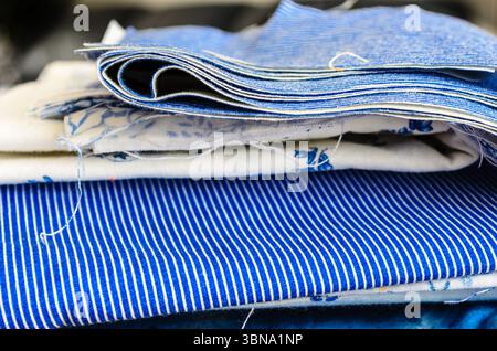 Vue latérale rapprochée des pièces de tissu bleu pliées, montrant les extrémités coupées Banque D'Images