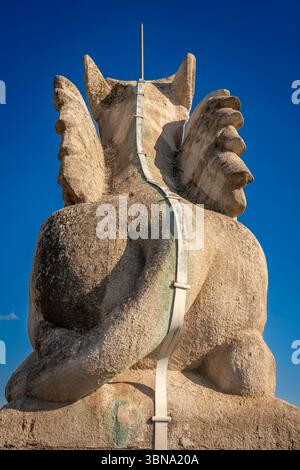 Paris, France - 06 28 2025 : vue détaillée de l'un des symboles sculptés des quatre statues évangélistes, le Lion Marc du toit de Saint-Jacques à Banque D'Images