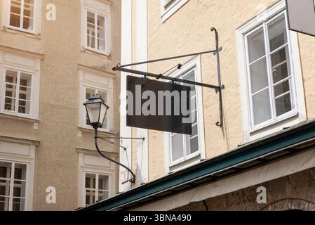 Signalisation rectangulaire vierge moderne montée sur des tiges, idéale pour la marque contemporaine de magasin, l'identité urbaine d'entreprise ou les maquettes de design publicitaire Banque D'Images