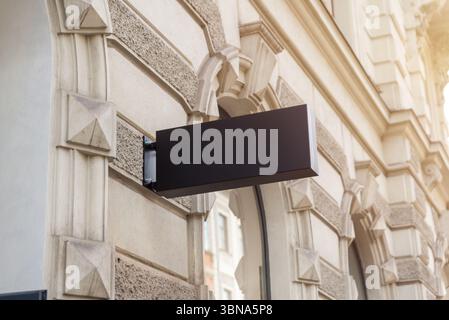 Signe rectangulaire vierge sur façade vintage, parfait pour le placement de logo, la conception d'identité de magasin, ou les visuels de publicité commerciale urbaine Banque D'Images